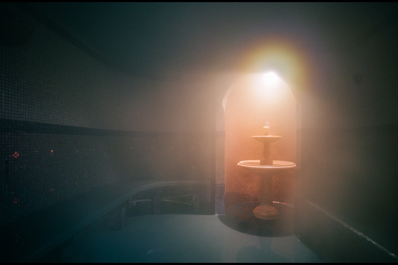 Il bagno turco con vapore e fontana di marmo