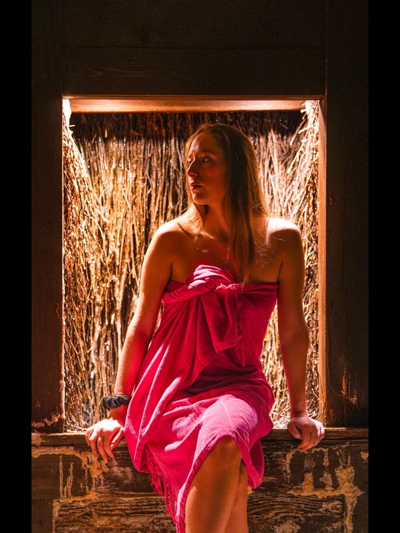 Una cliente nella sauna alle erbe di La Sauna 1969
